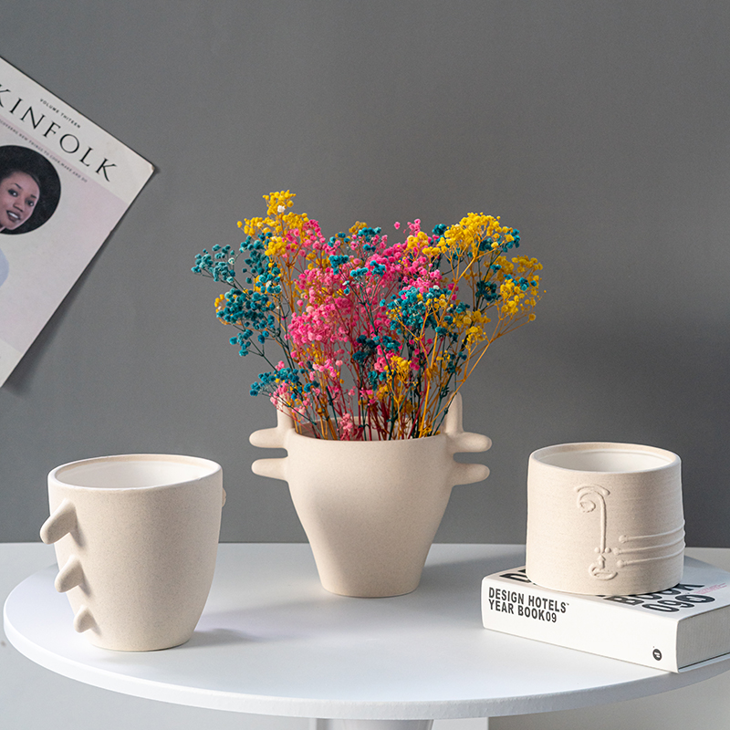 Multihued Ceramic Vase Infuse Life into Your Floral Arrangements